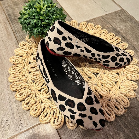 KELLY & KATIE pointed toe leaped print flats - Picture 1 of 5